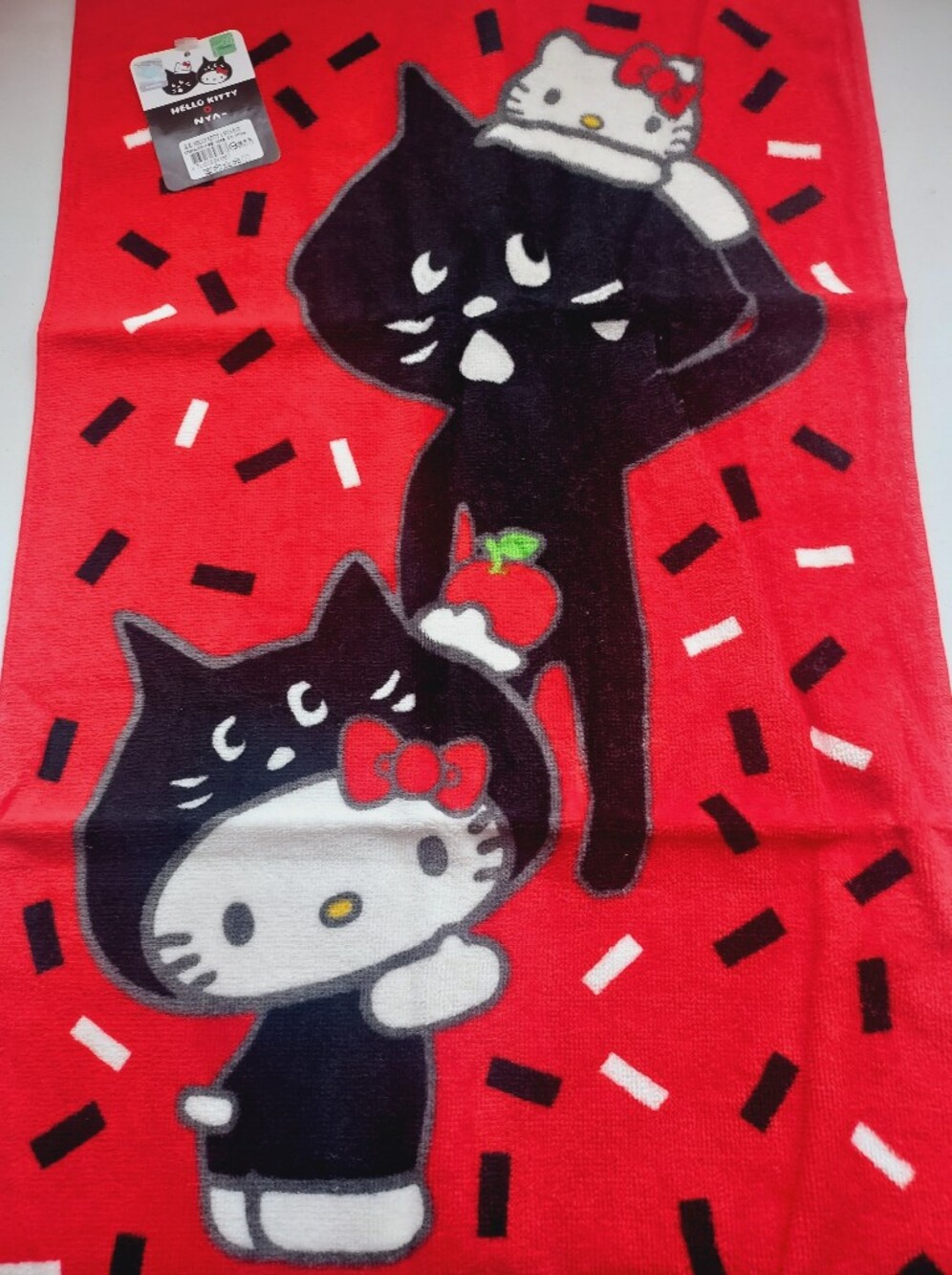 Ne-Net Ne net Nya Hello Kitty red shower towel with Black Cat Graphic